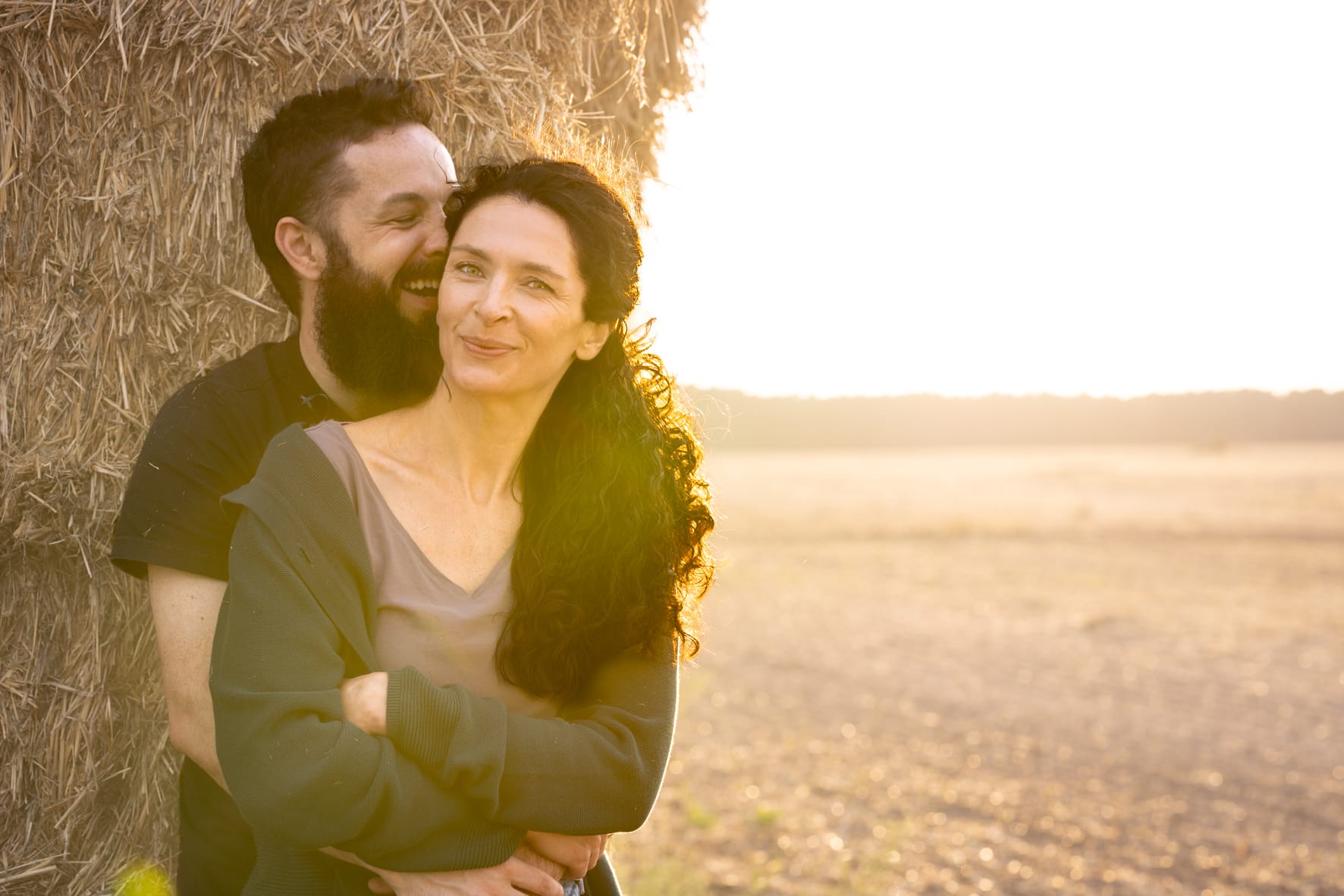 Hochzeitsfoto, Glückliches Paar, Hand in Hand im Sommerlicht, in Berlin-Brandenburg