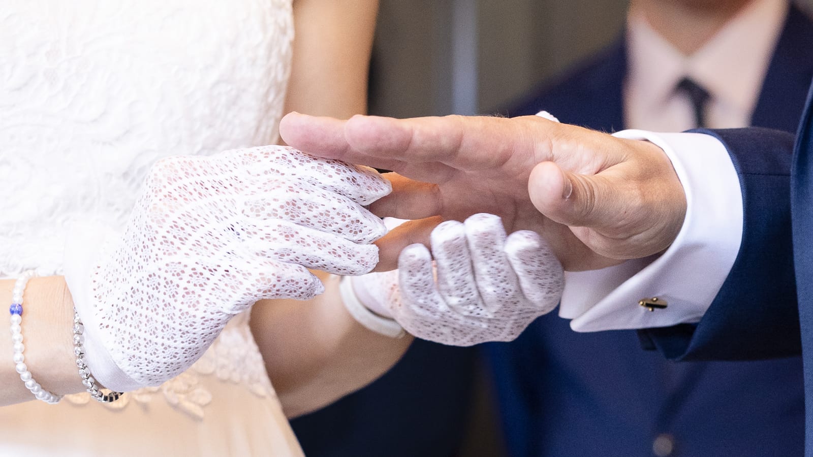 Braut trägt Handschuhe während des Ringtauschs, Berlin