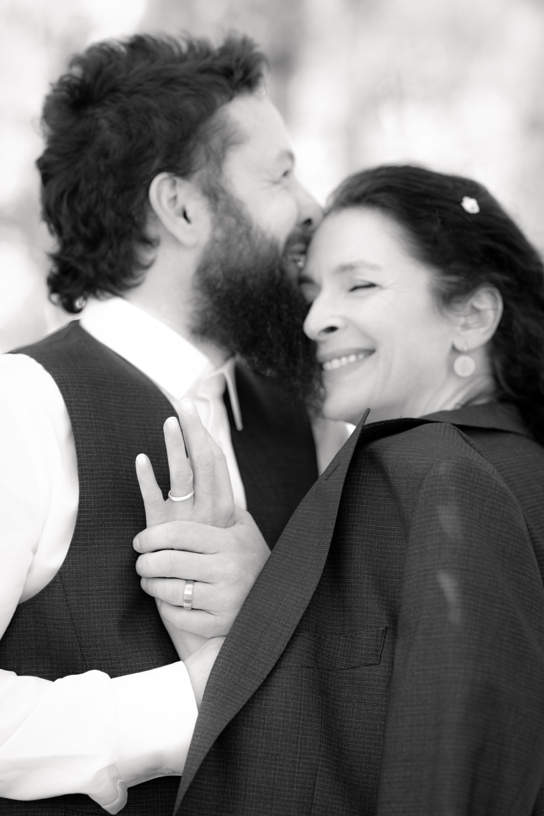 Brautpaar in inniger Umarmung bei Hochzeit in Berlin Brandenburg